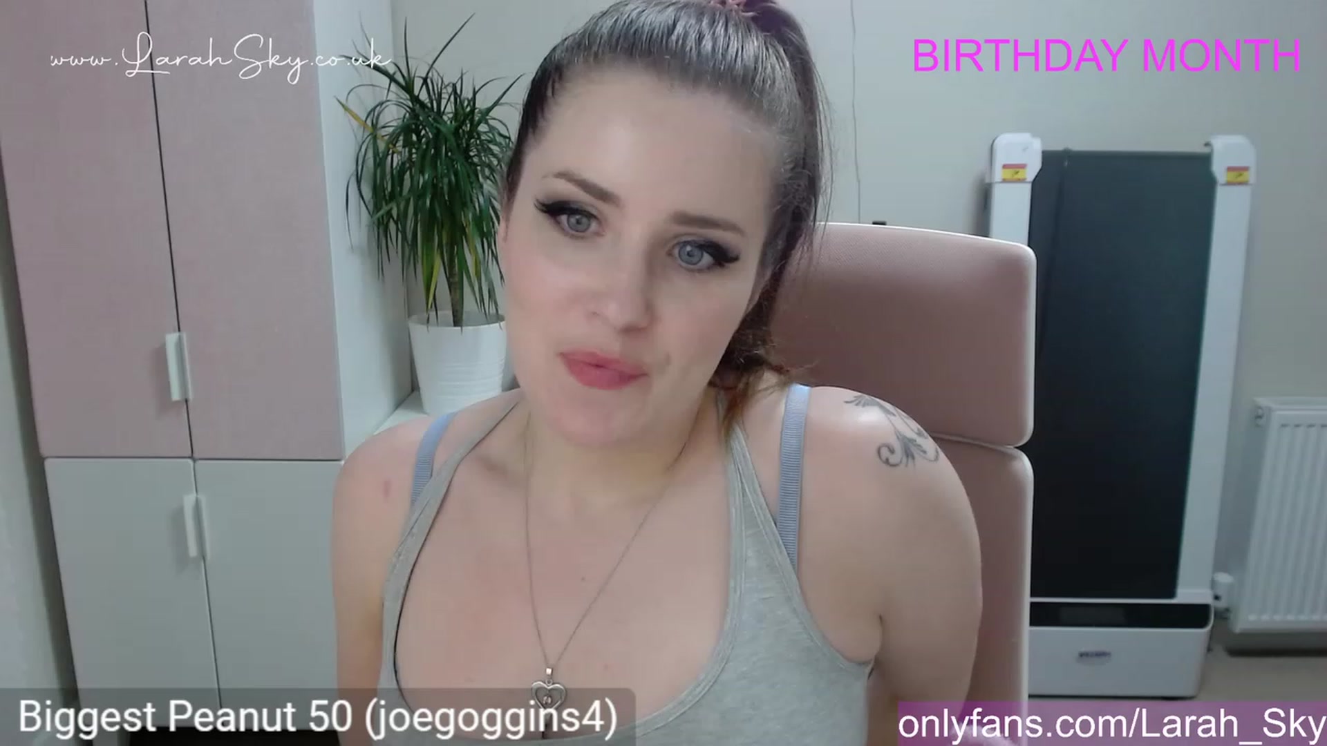 Gallery image thumbnail from Larah_Sky's myfreecams stream on, 06/13/2023, 22:23 image 8 of 20