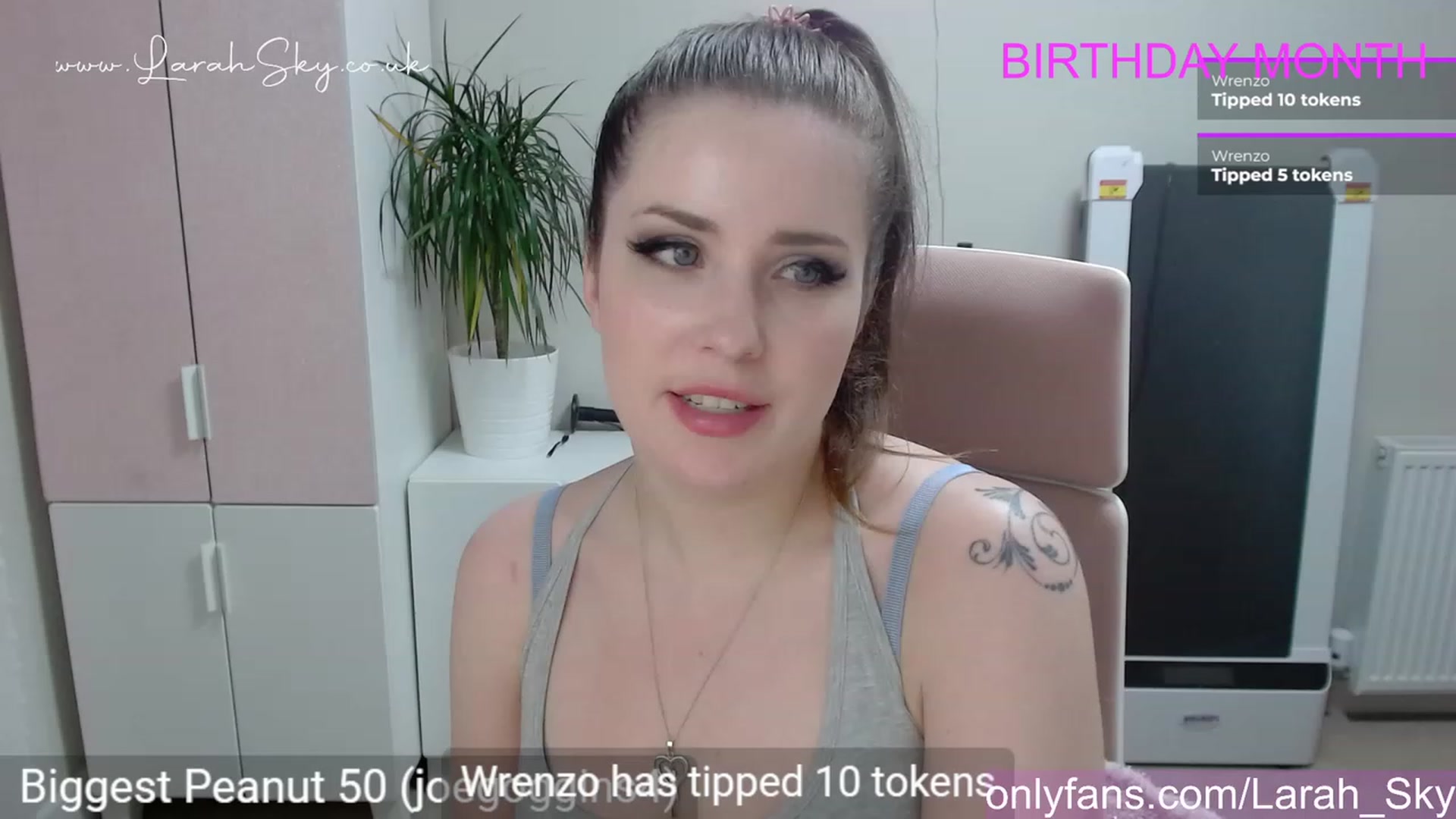 Gallery image thumbnail from Larah_Sky's myfreecams stream on, 06/13/2023, 22:23 image 6 of 20