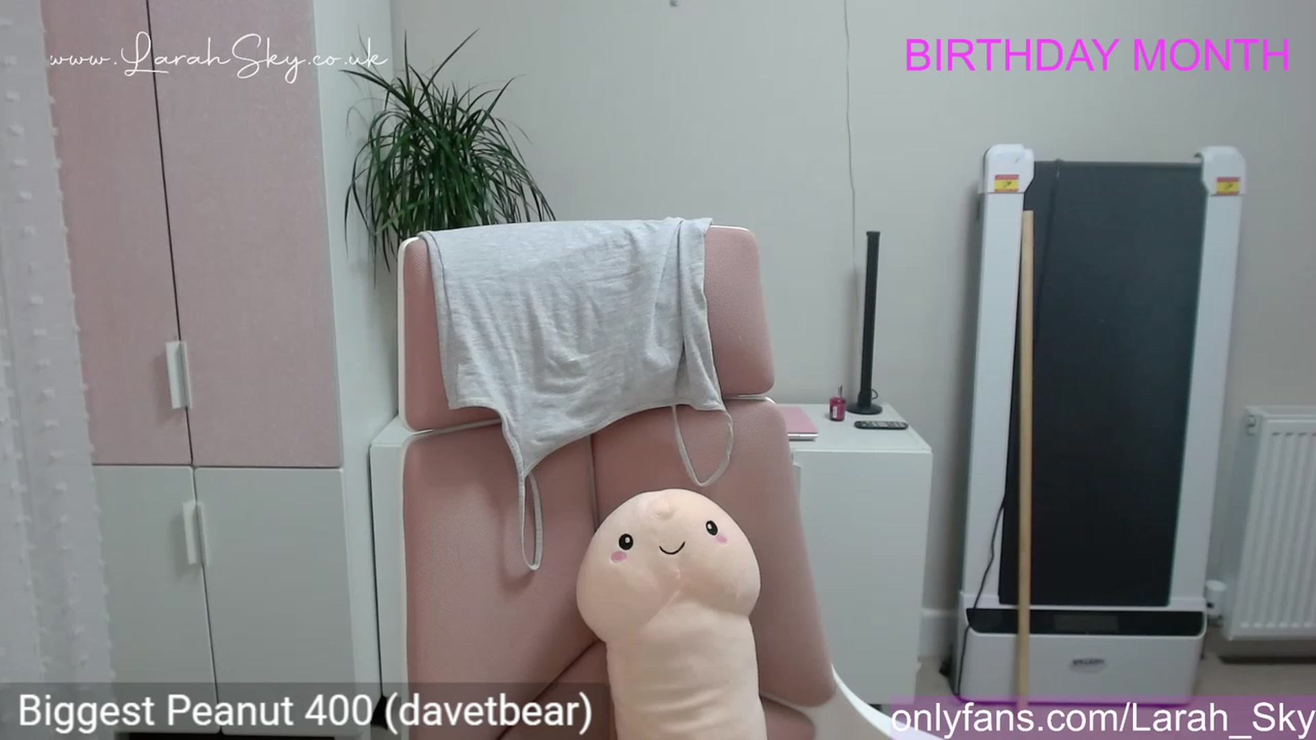 Gallery image thumbnail from Larah_Sky's myfreecams stream on, 06/14/2023, 23:21 image 14 of 20