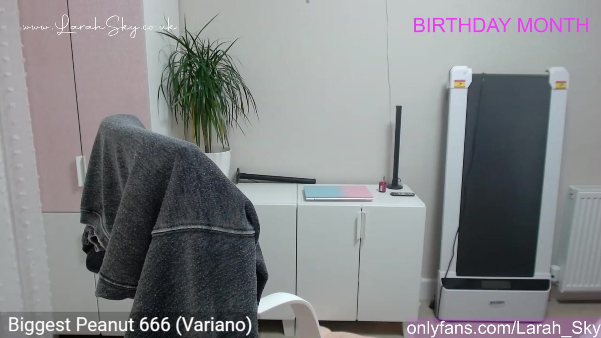 Gallery image thumbnail from Larah_Sky's myfreecams stream on, 06/15/2023, 22:46 image 13 of 20