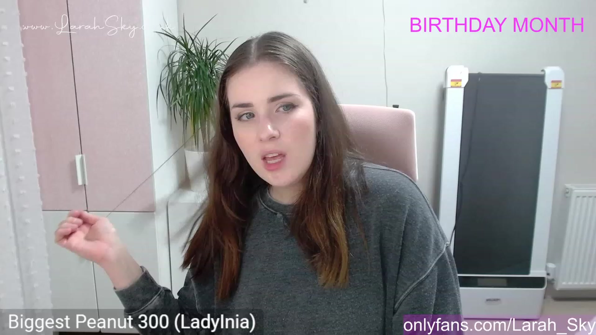 Gallery image thumbnail from Larah_Sky's myfreecams stream on, 06/15/2023, 22:46 image 4 of 20