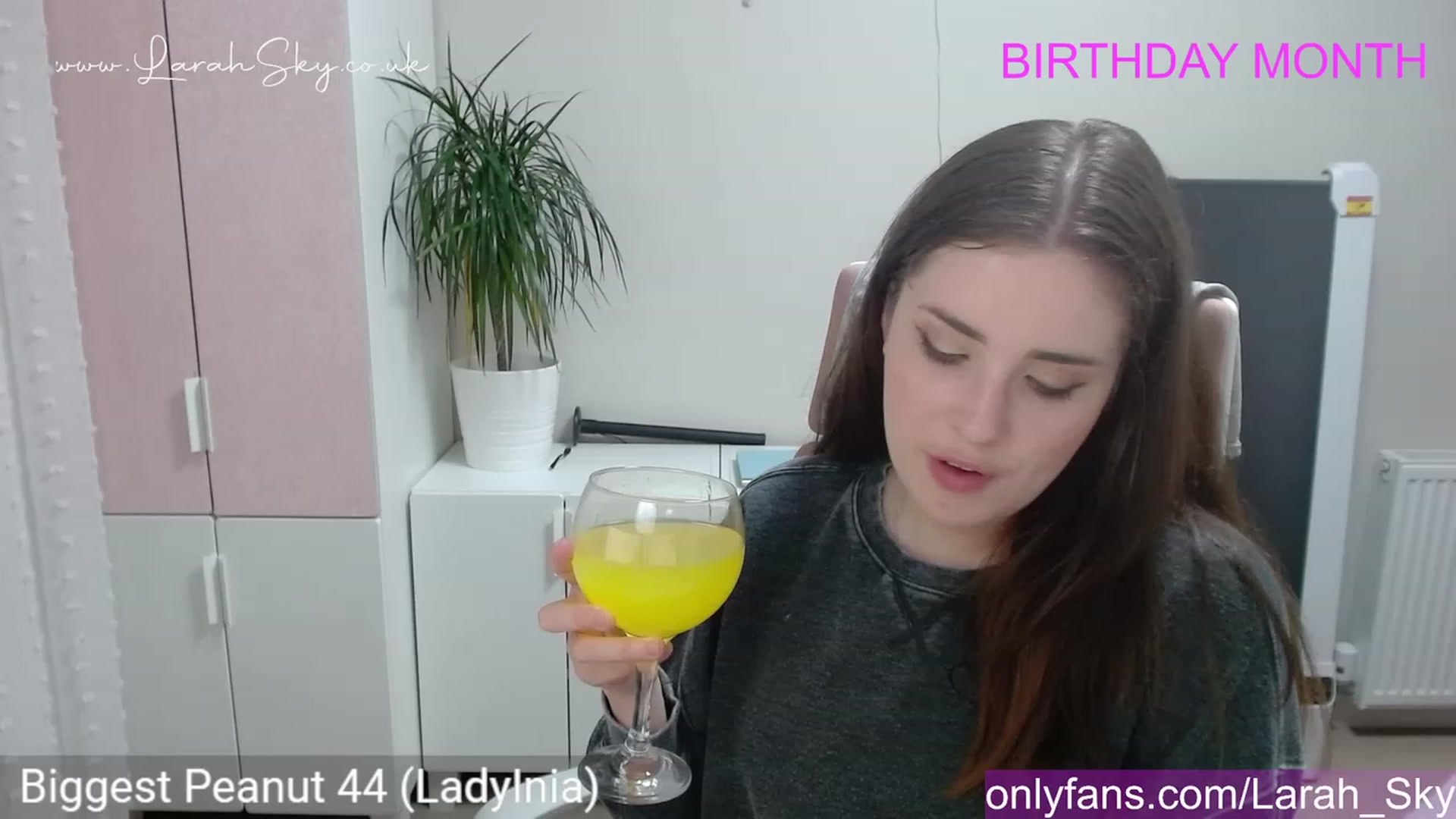 Gallery image thumbnail from Larah_Sky's myfreecams stream on, 06/15/2023, 22:46 image 2 of 20