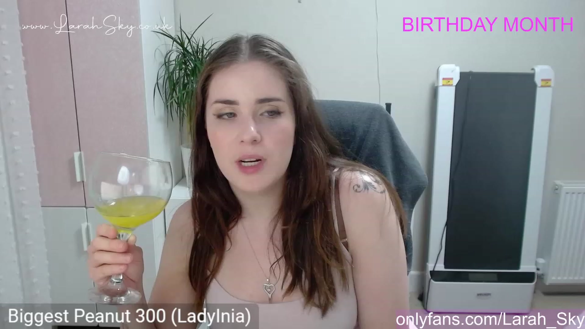 Gallery image thumbnail from Larah_Sky's myfreecams stream on, 06/15/2023, 22:46 image 9 of 20