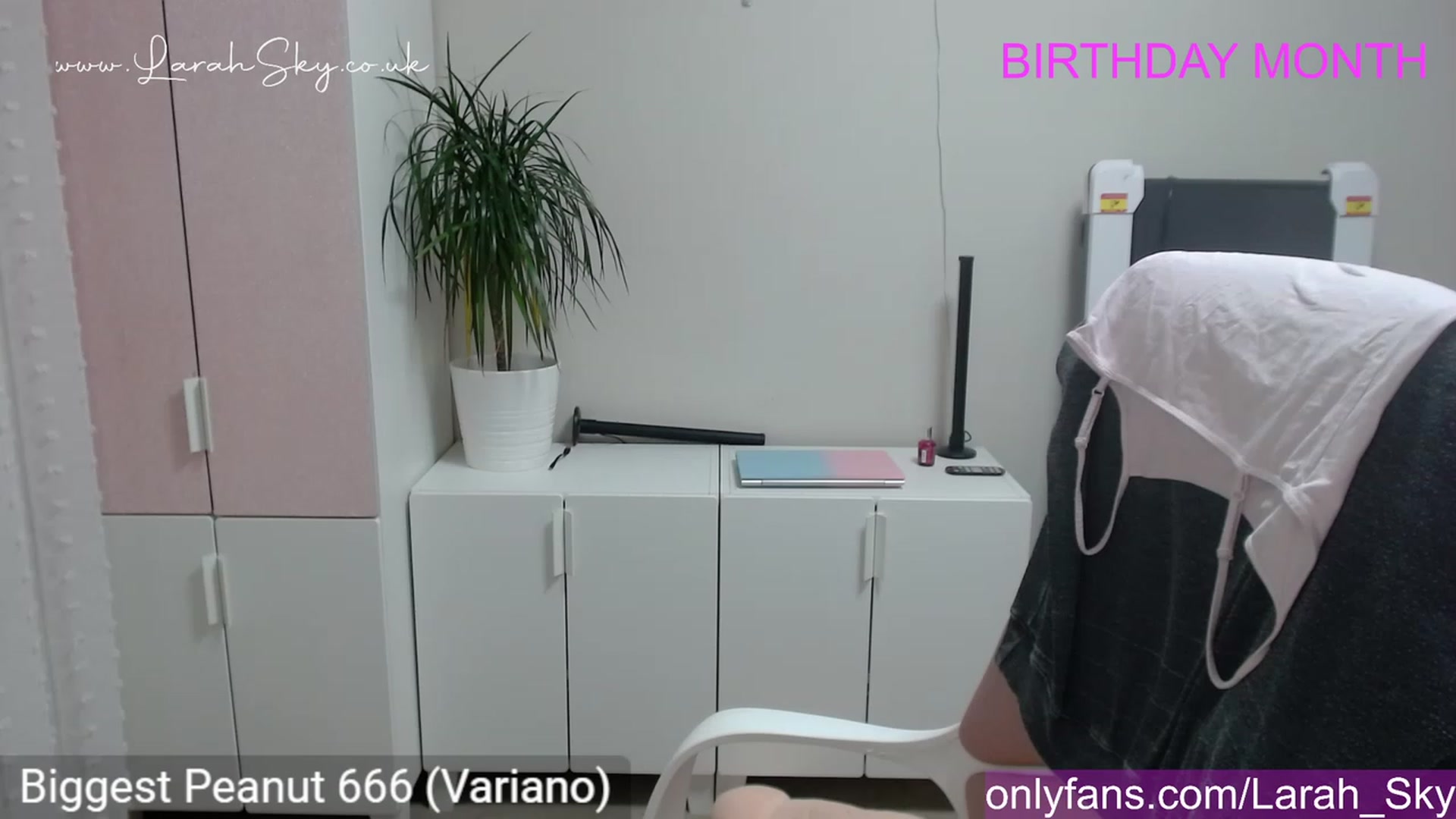 Gallery image thumbnail from Larah_Sky's myfreecams stream on, 06/16/2023, 24:08 image 7 of 20