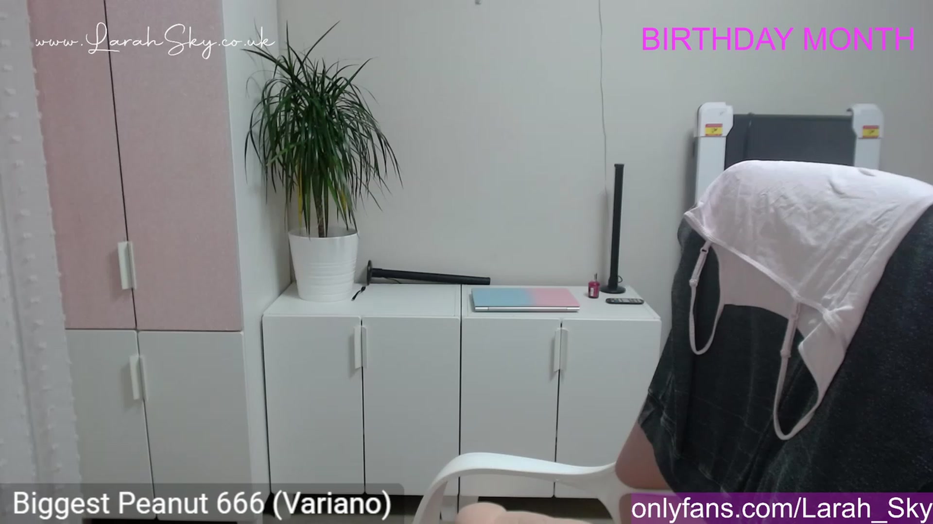 Gallery image thumbnail from Larah_Sky's myfreecams stream on, 06/16/2023, 24:08 image 9 of 20