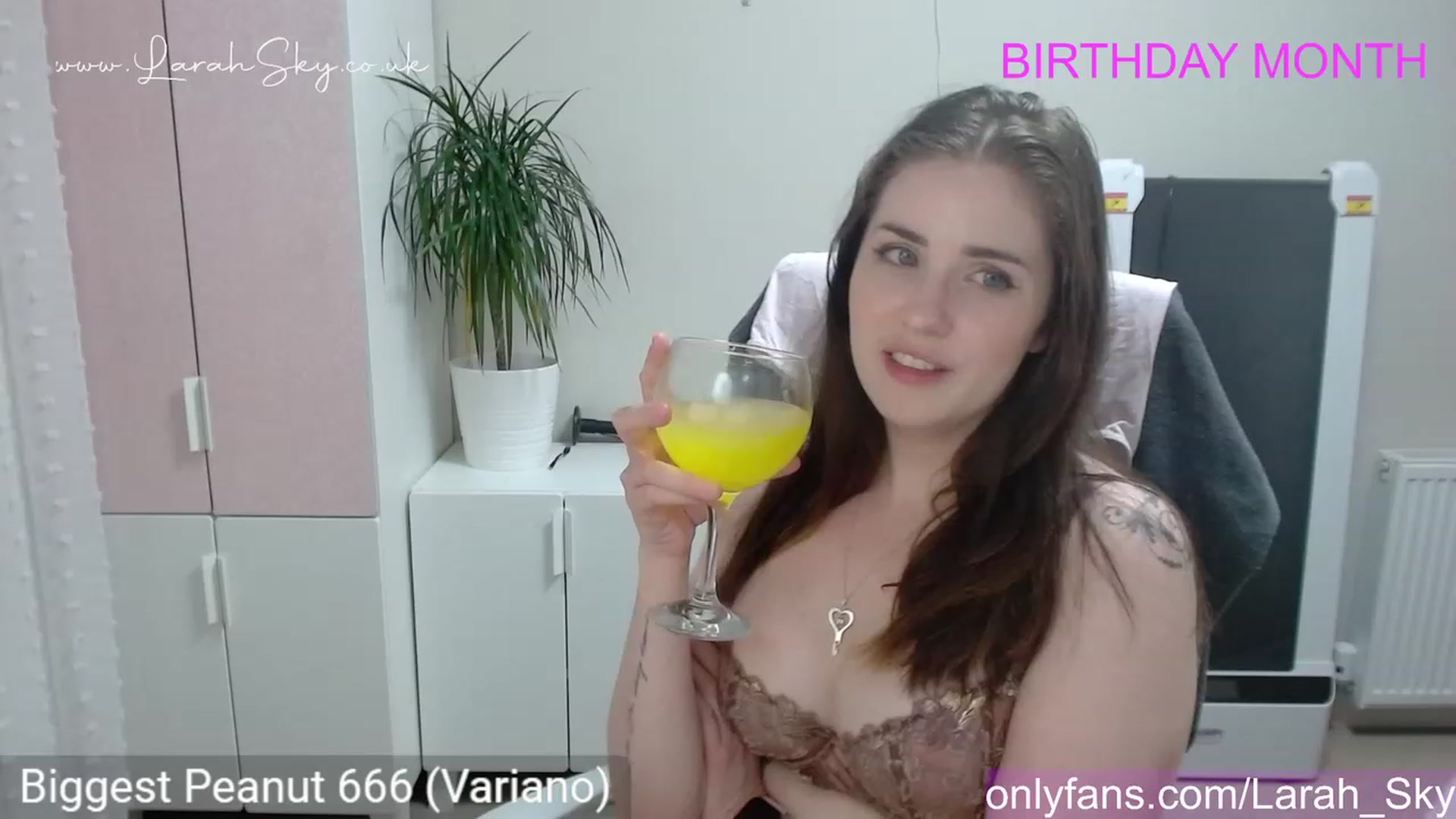 Gallery image thumbnail from Larah_Sky's myfreecams stream on, 06/16/2023, 01:50 image 9 of 20