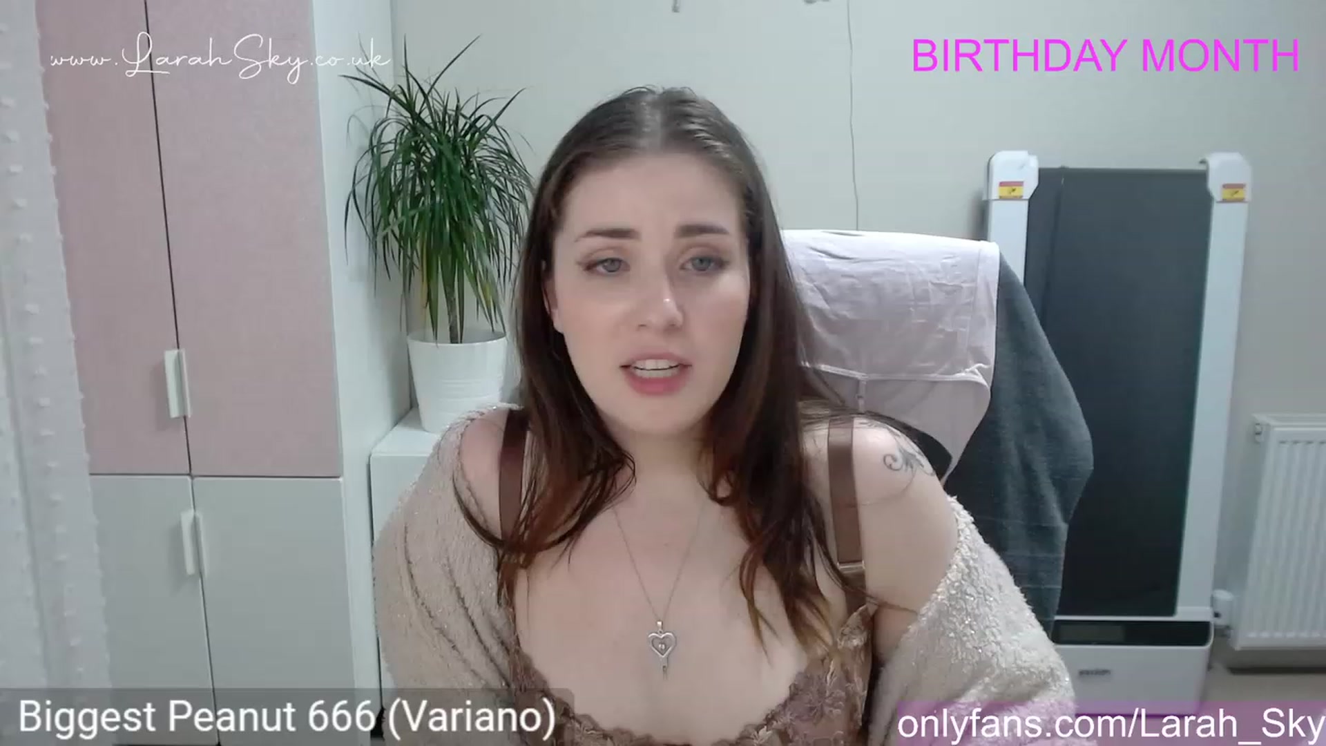 Gallery image thumbnail from Larah_Sky's myfreecams stream on, 06/16/2023, 02:39 image 5 of 20