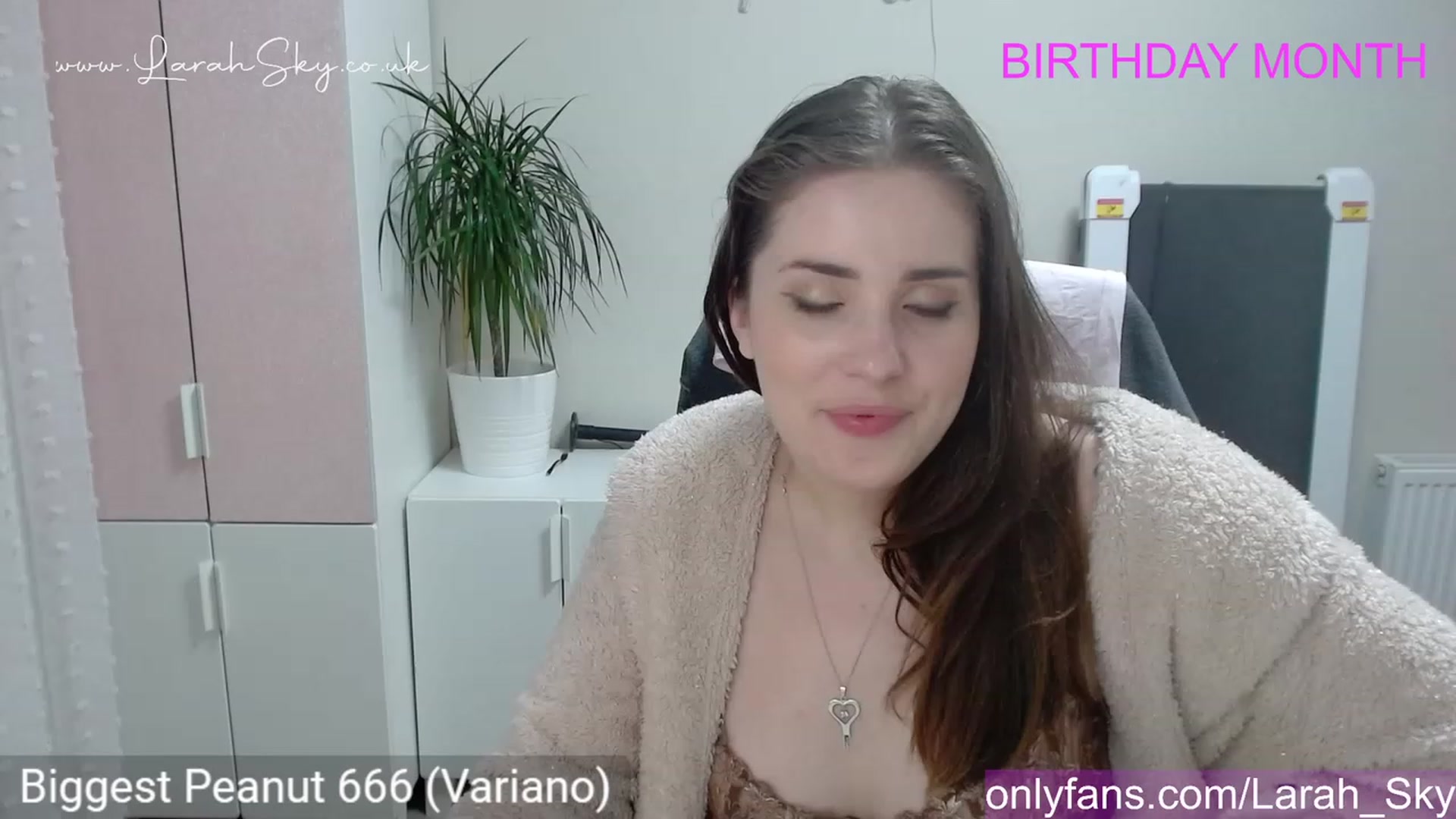 Gallery image thumbnail from Larah_Sky's myfreecams stream on, 06/16/2023, 02:39 image 18 of 20