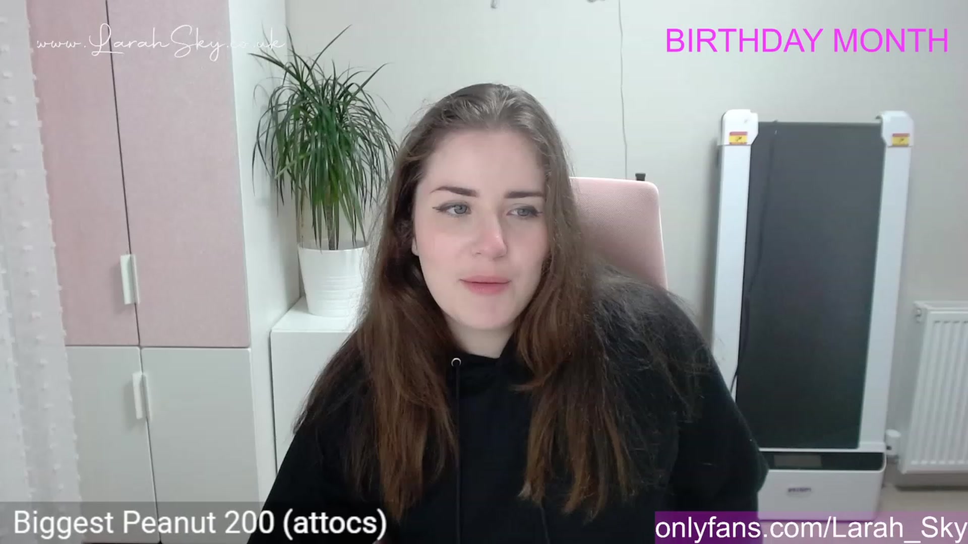 Gallery image thumbnail from Larah_Sky's myfreecams stream on, 06/18/2023, 20:00 image 18 of 20