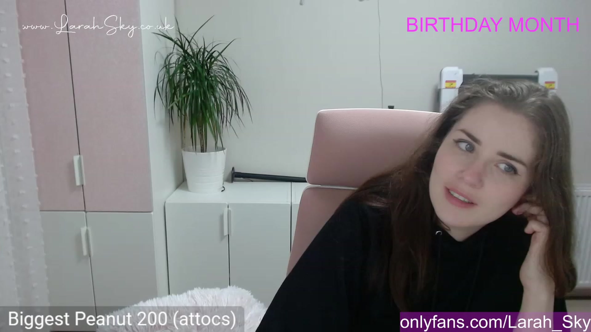 Gallery image thumbnail from Larah_Sky's myfreecams stream on, 06/18/2023, 20:00 image 8 of 20