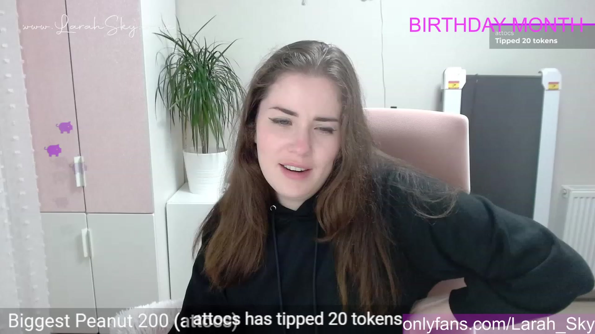 Gallery image thumbnail from Larah_Sky's myfreecams stream on, 06/18/2023, 20:00 image 16 of 20