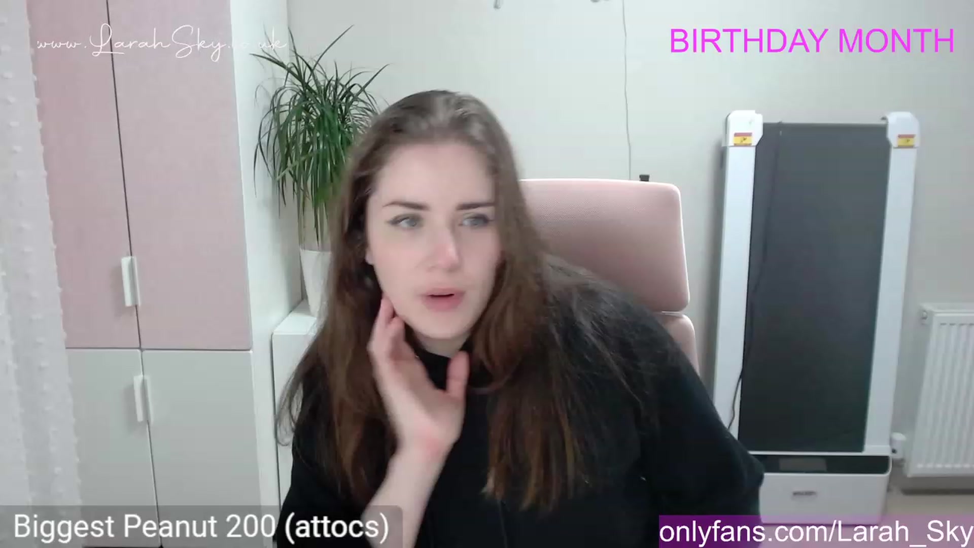 Gallery image thumbnail from Larah_Sky's myfreecams stream on, 06/18/2023, 20:00 image 19 of 20