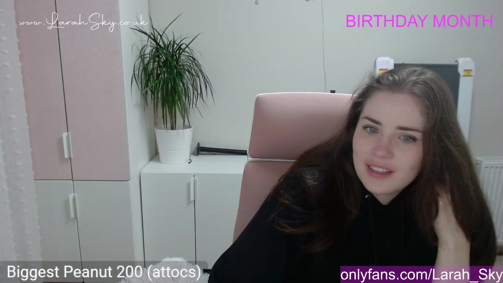 Gallery image thumbnail from Larah_Sky's myfreecams stream on, 06/18/2023, 20:00 image 14 of 20