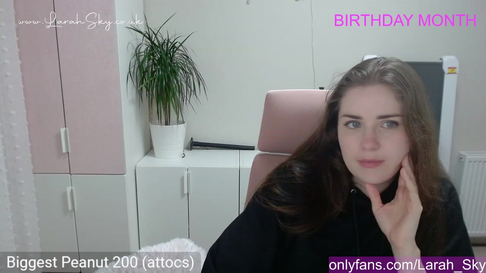 Gallery image thumbnail from Larah_Sky's myfreecams stream on, 06/18/2023, 20:00 image 13 of 20
