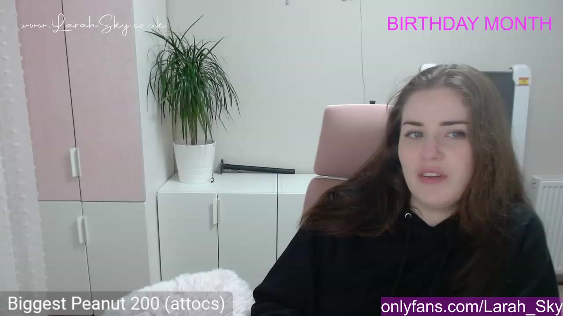 Gallery image thumbnail from Larah_Sky's myfreecams stream on, 06/18/2023, 20:00 image 12 of 20