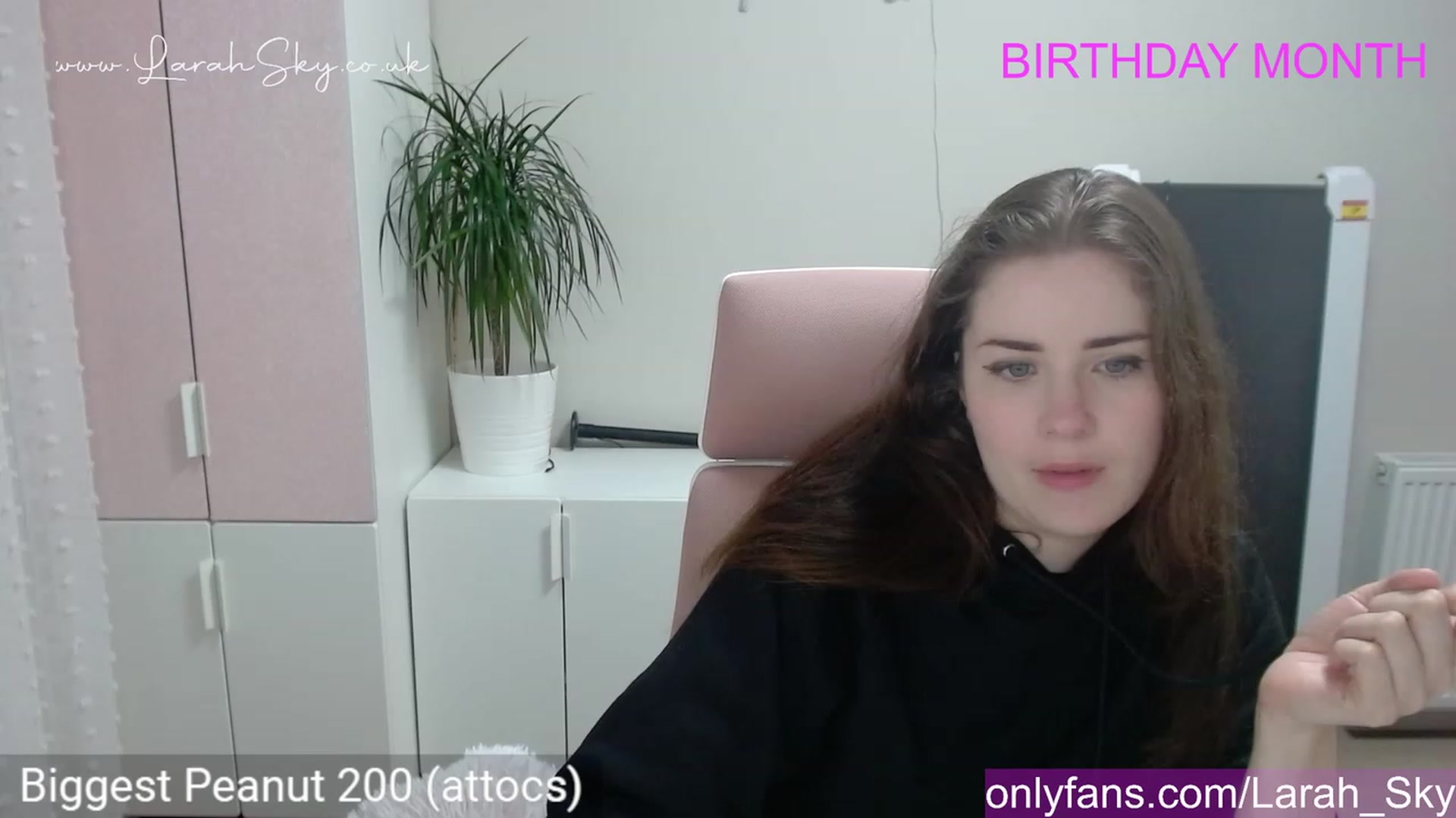 Gallery image thumbnail from Larah_Sky's myfreecams stream on, 06/18/2023, 20:00 image 11 of 20
