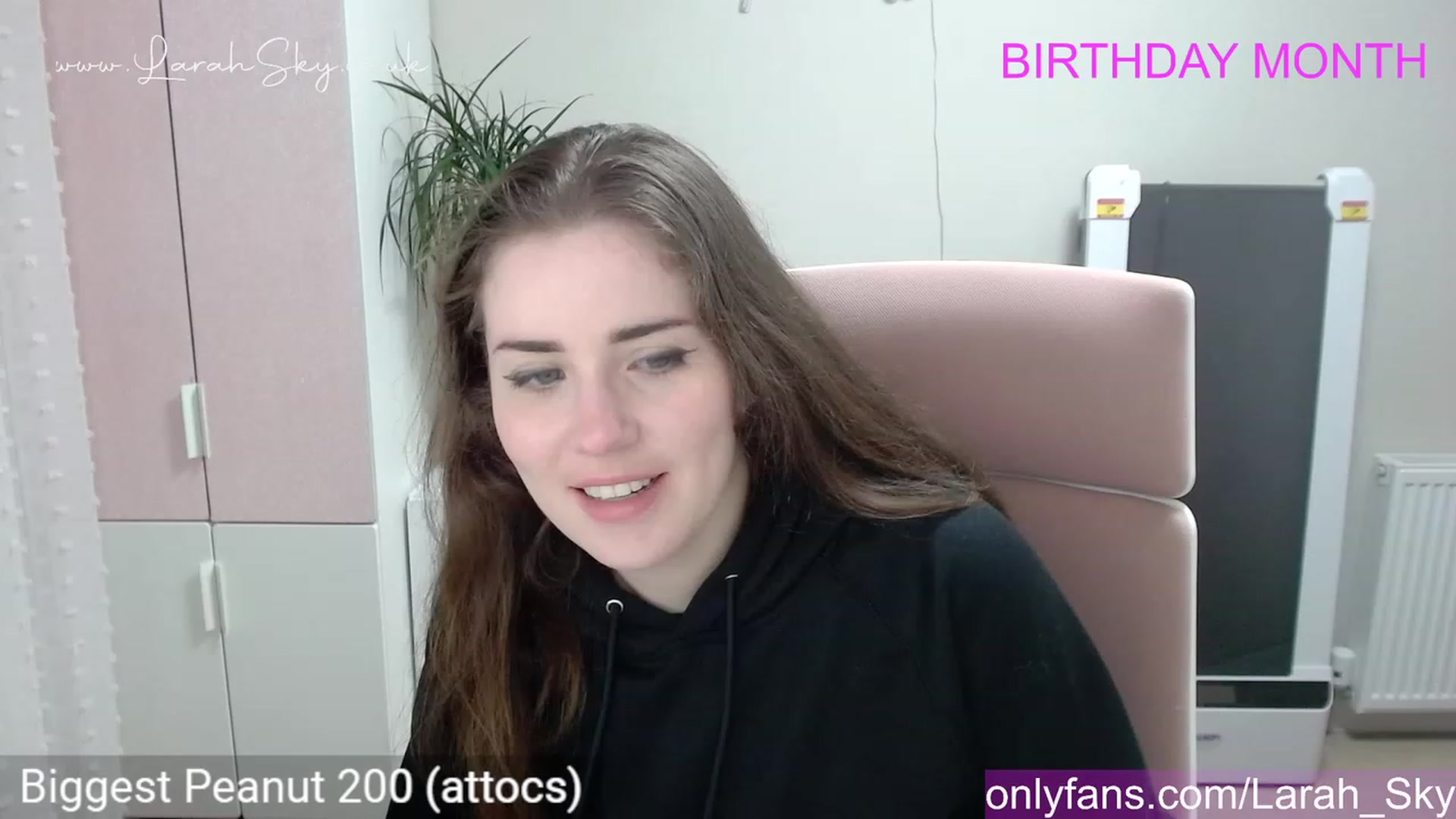 Gallery image thumbnail from Larah_Sky's myfreecams stream on, 06/18/2023, 20:00 image 5 of 20