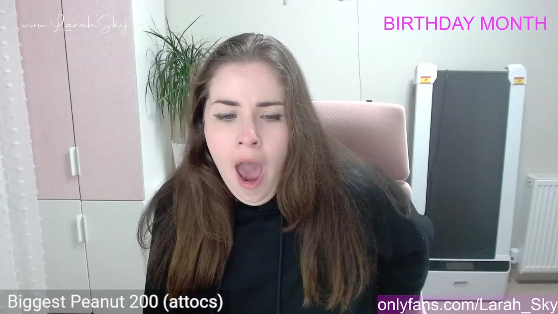Gallery image thumbnail from Larah_Sky's myfreecams stream on, 06/18/2023, 20:00 image 17 of 20