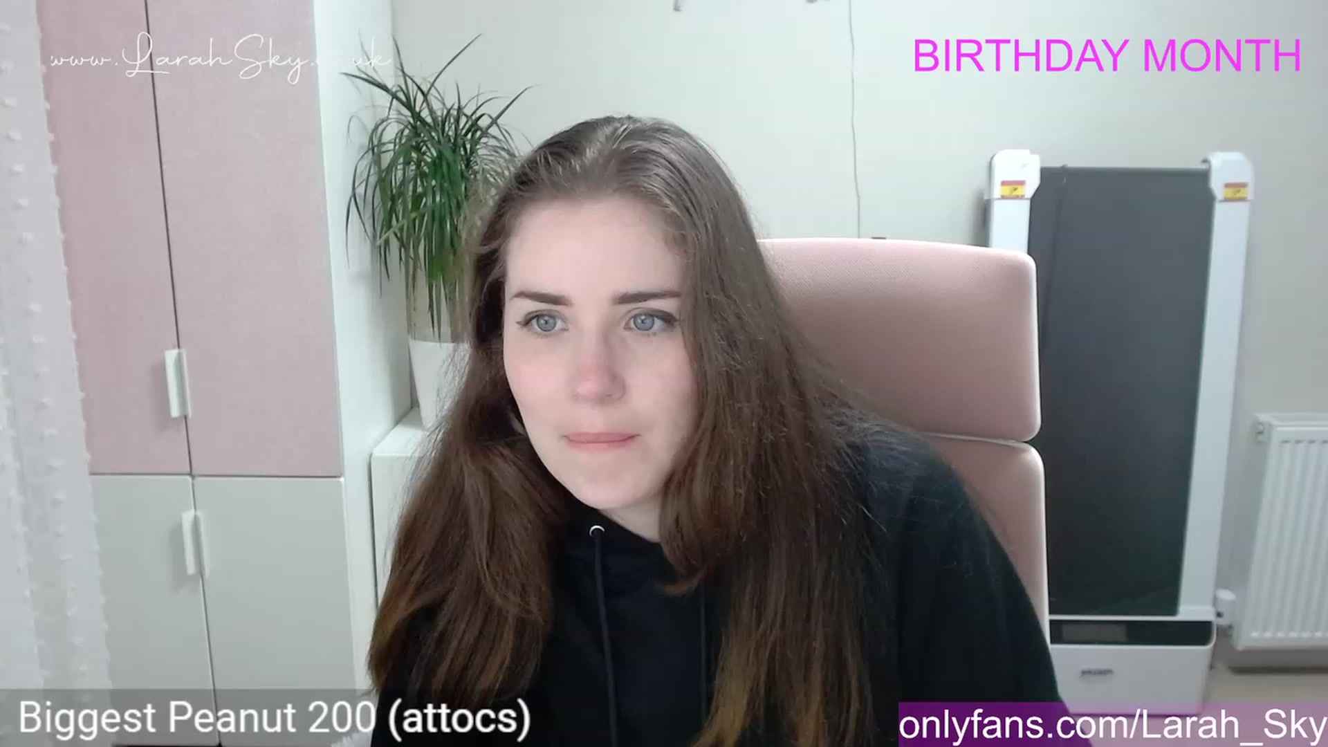 Gallery image thumbnail from Larah_Sky's myfreecams stream on, 06/18/2023, 20:00 image 15 of 20