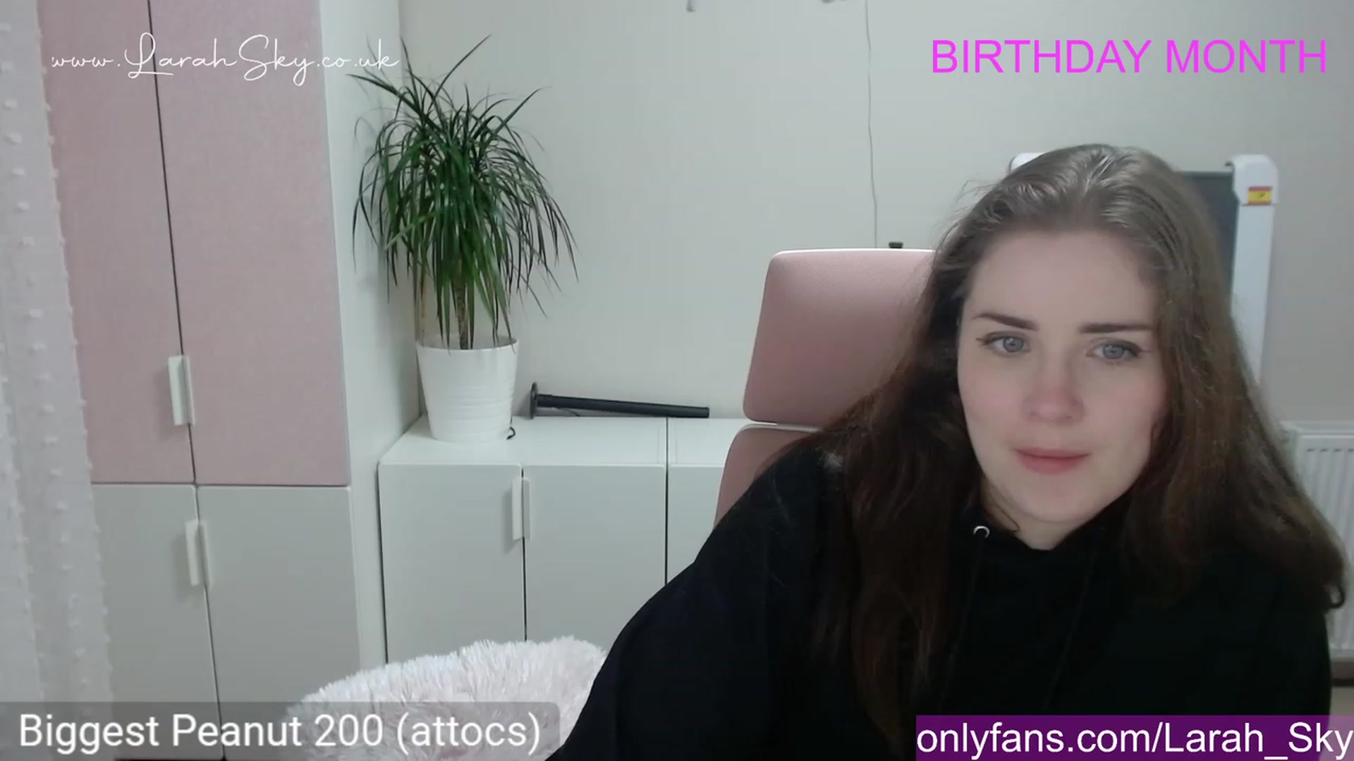 Gallery image thumbnail from Larah_Sky's myfreecams stream on, 06/18/2023, 20:00 image 7 of 20