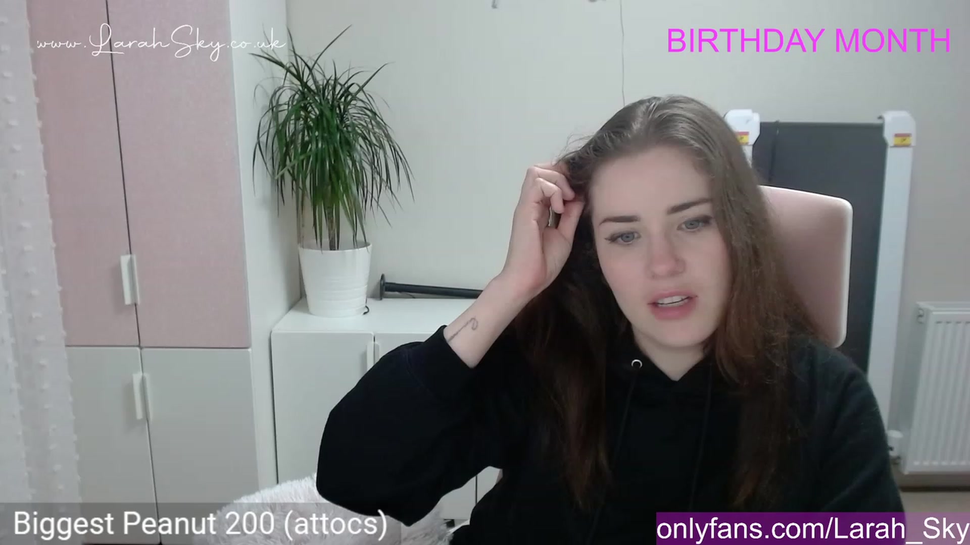 Gallery image thumbnail from Larah_Sky's myfreecams stream on, 06/18/2023, 20:00 image 10 of 20