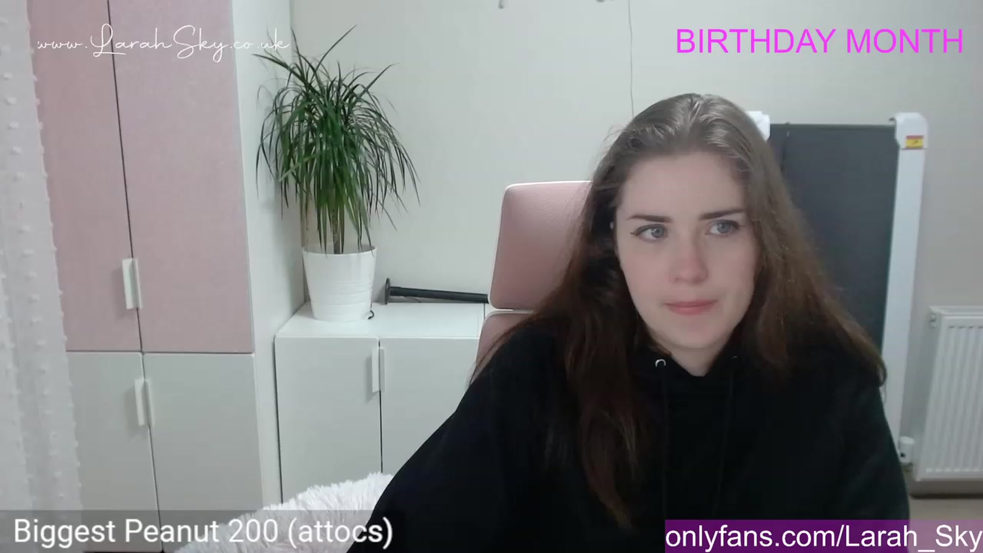 Gallery image thumbnail from Larah_Sky's myfreecams stream on, 06/18/2023, 20:00 image 6 of 20