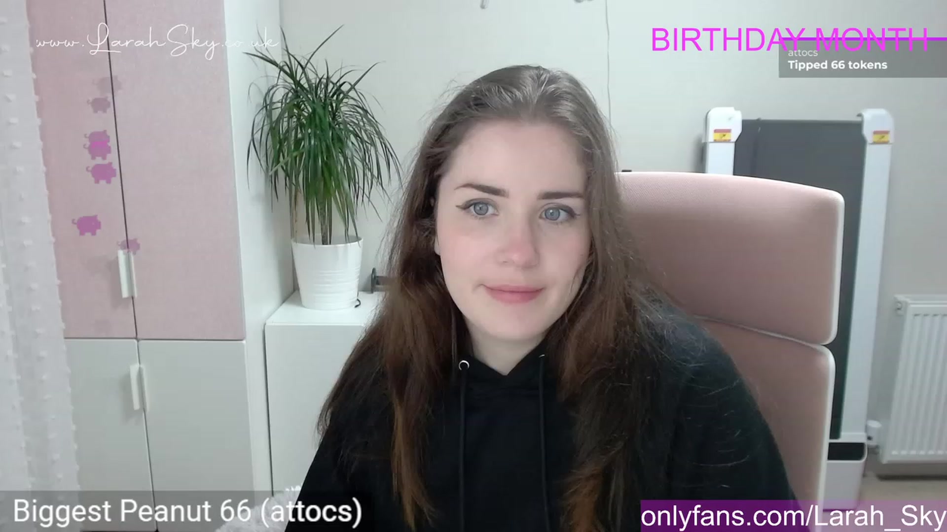 Gallery image thumbnail from Larah_Sky's myfreecams stream on, 06/18/2023, 20:00 image 1 of 20