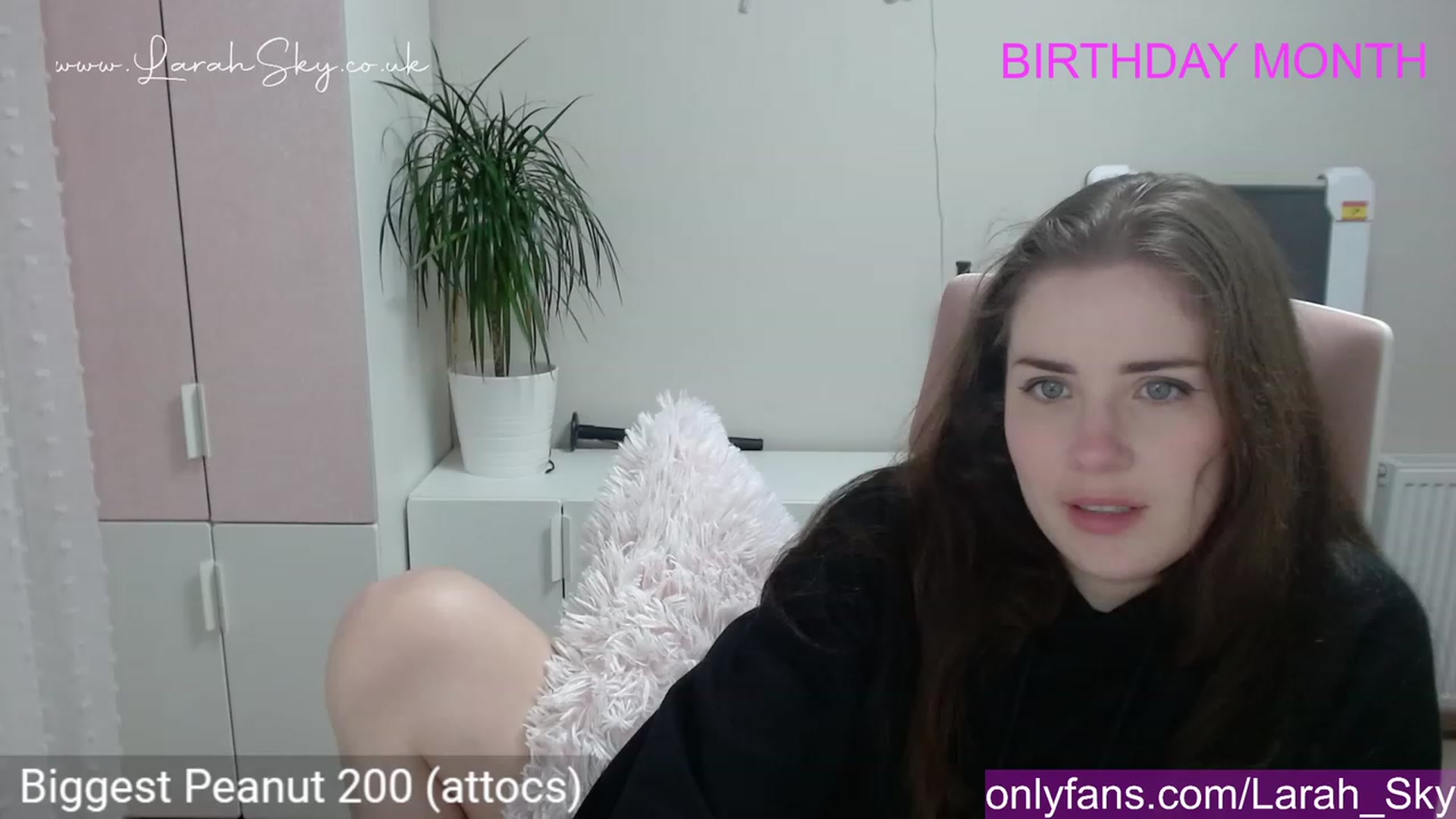 Gallery image thumbnail from Larah_Sky's myfreecams stream on, 06/18/2023, 20:00 image 3 of 20