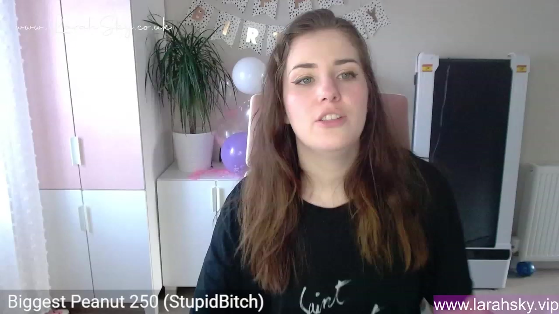 Gallery image thumbnail from Larah_Sky's myfreecams stream on, 06/19/2023, 19:31 image 18 of 20