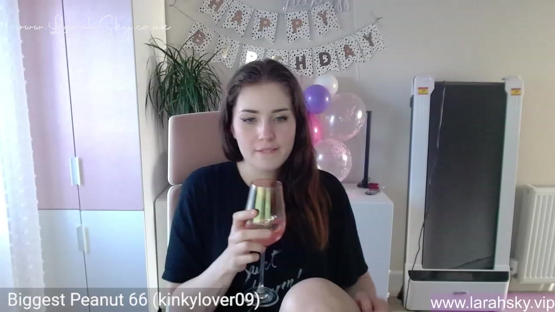 Gallery image thumbnail from Larah_Sky's myfreecams stream on, 06/19/2023, 19:31 image 4 of 20