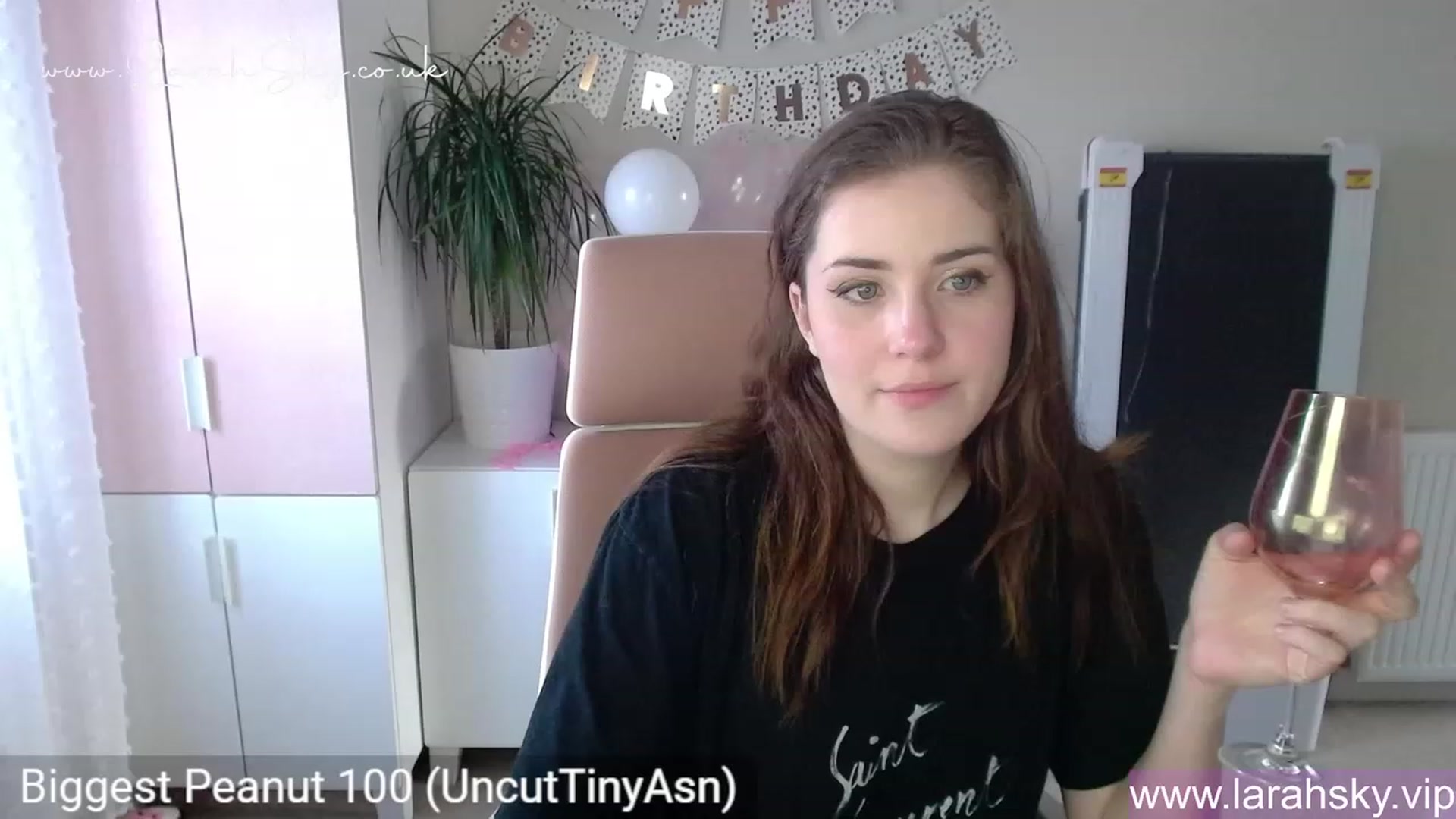 Gallery image thumbnail from Larah_Sky's myfreecams stream on, 06/19/2023, 19:31 image 15 of 20