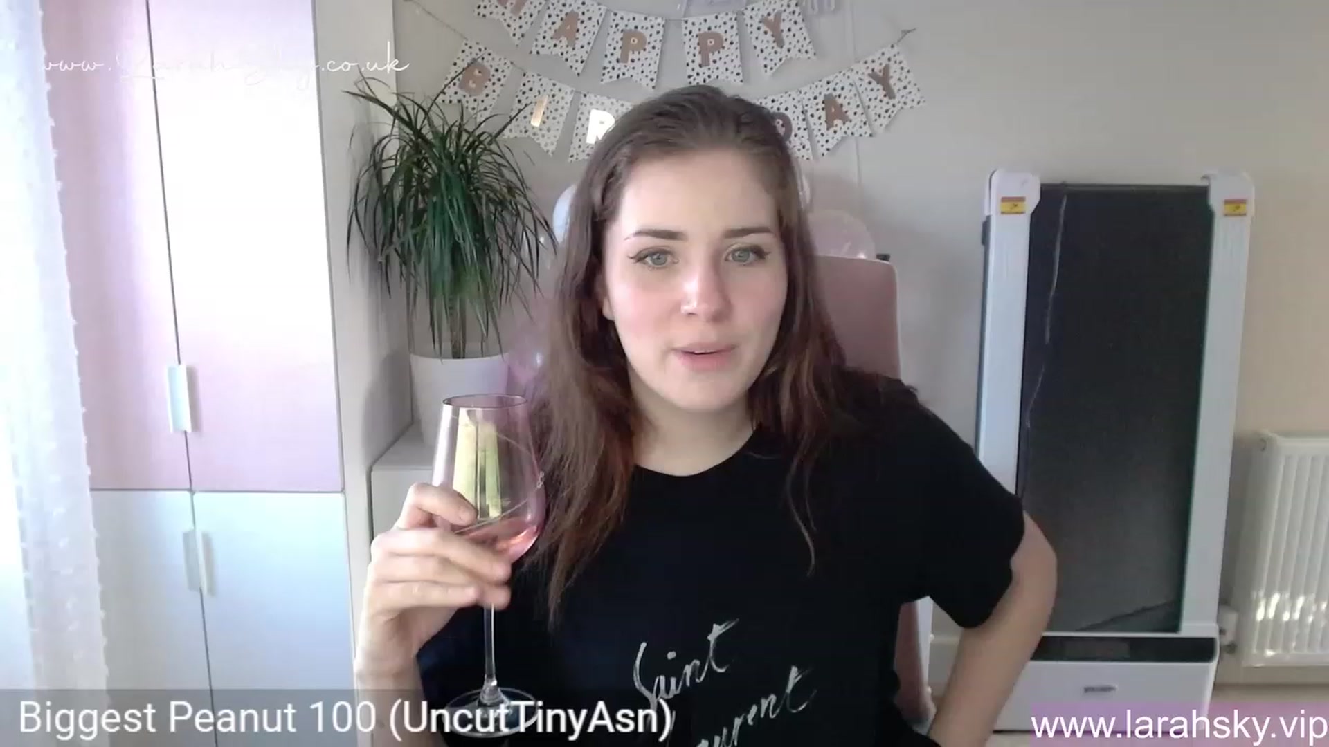 Gallery image thumbnail from Larah_Sky's myfreecams stream on, 06/19/2023, 19:31 image 12 of 20