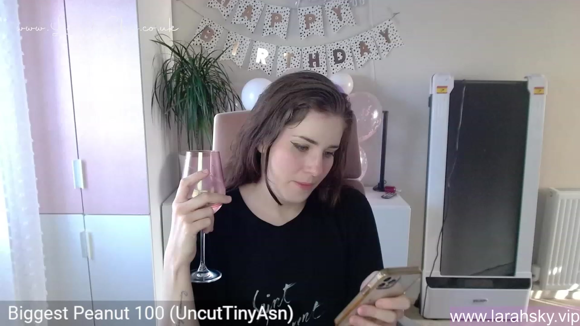Gallery image thumbnail from Larah_Sky's myfreecams stream on, 06/19/2023, 19:31 image 9 of 20