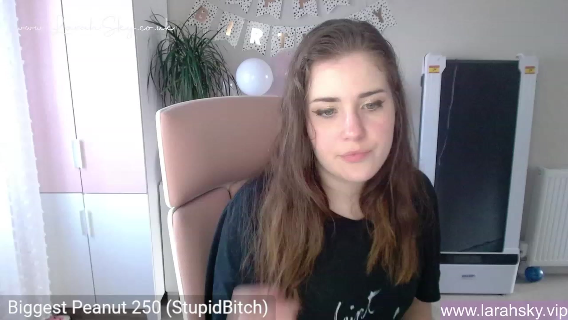 Gallery image thumbnail from Larah_Sky's myfreecams stream on, 06/19/2023, 19:31 image 19 of 20