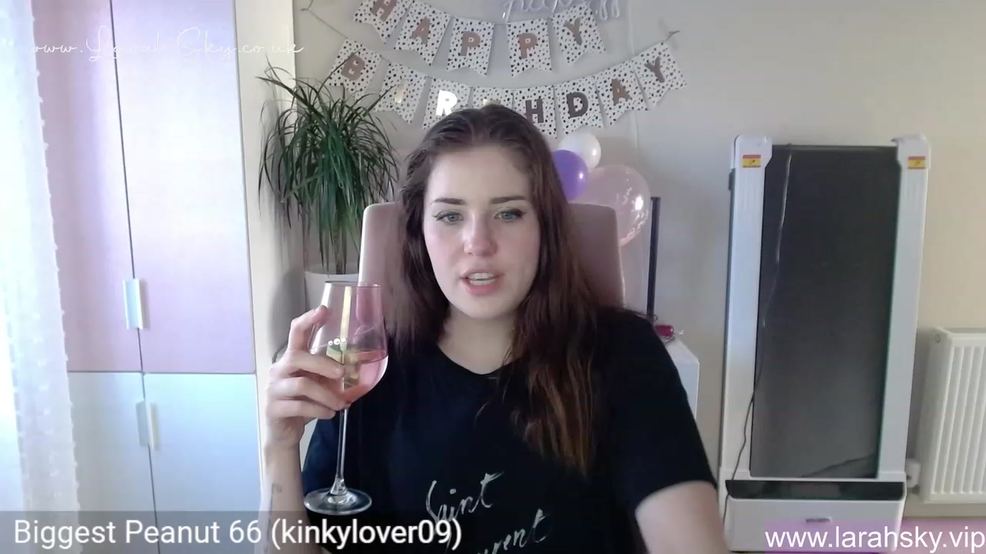 Gallery image thumbnail from Larah_Sky's myfreecams stream on, 06/19/2023, 19:31 image 1 of 20