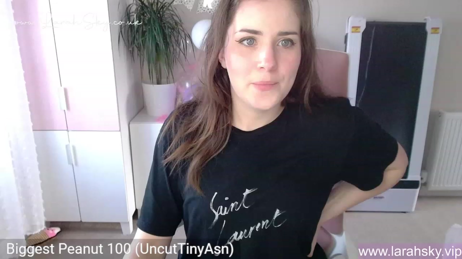 Gallery image thumbnail from Larah_Sky's myfreecams stream on, 06/19/2023, 19:31 image 14 of 20