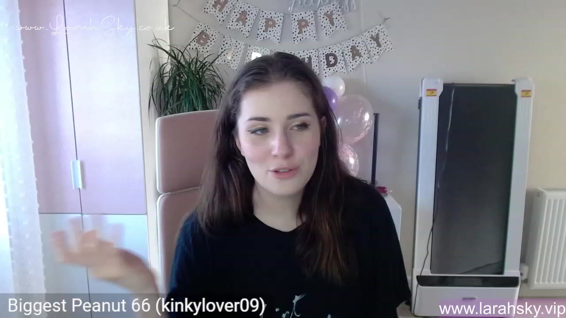 Gallery image thumbnail from Larah_Sky's myfreecams stream on, 06/19/2023, 19:31 image 2 of 20