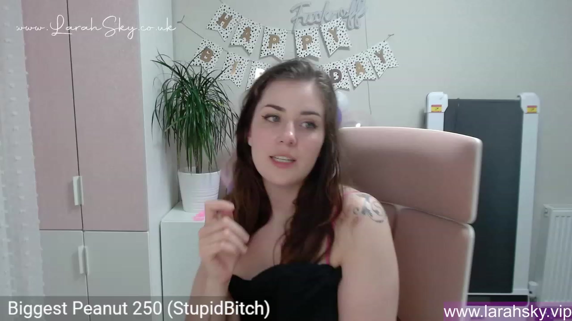 Gallery image thumbnail from Larah_Sky's myfreecams stream on, 06/19/2023, 20:28 image 10 of 20