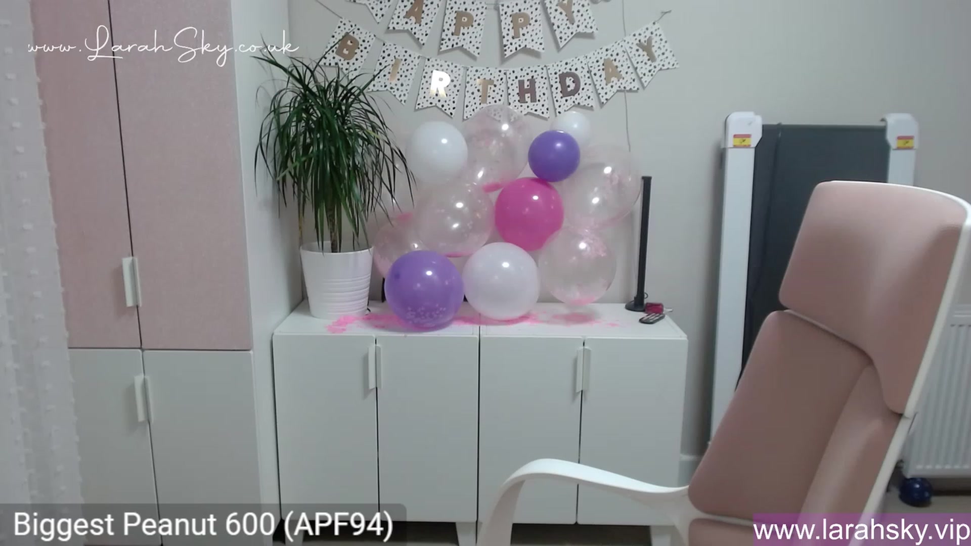 Gallery image thumbnail from Larah_Sky's myfreecams stream on, 06/19/2023, 23:11 image 7 of 20
