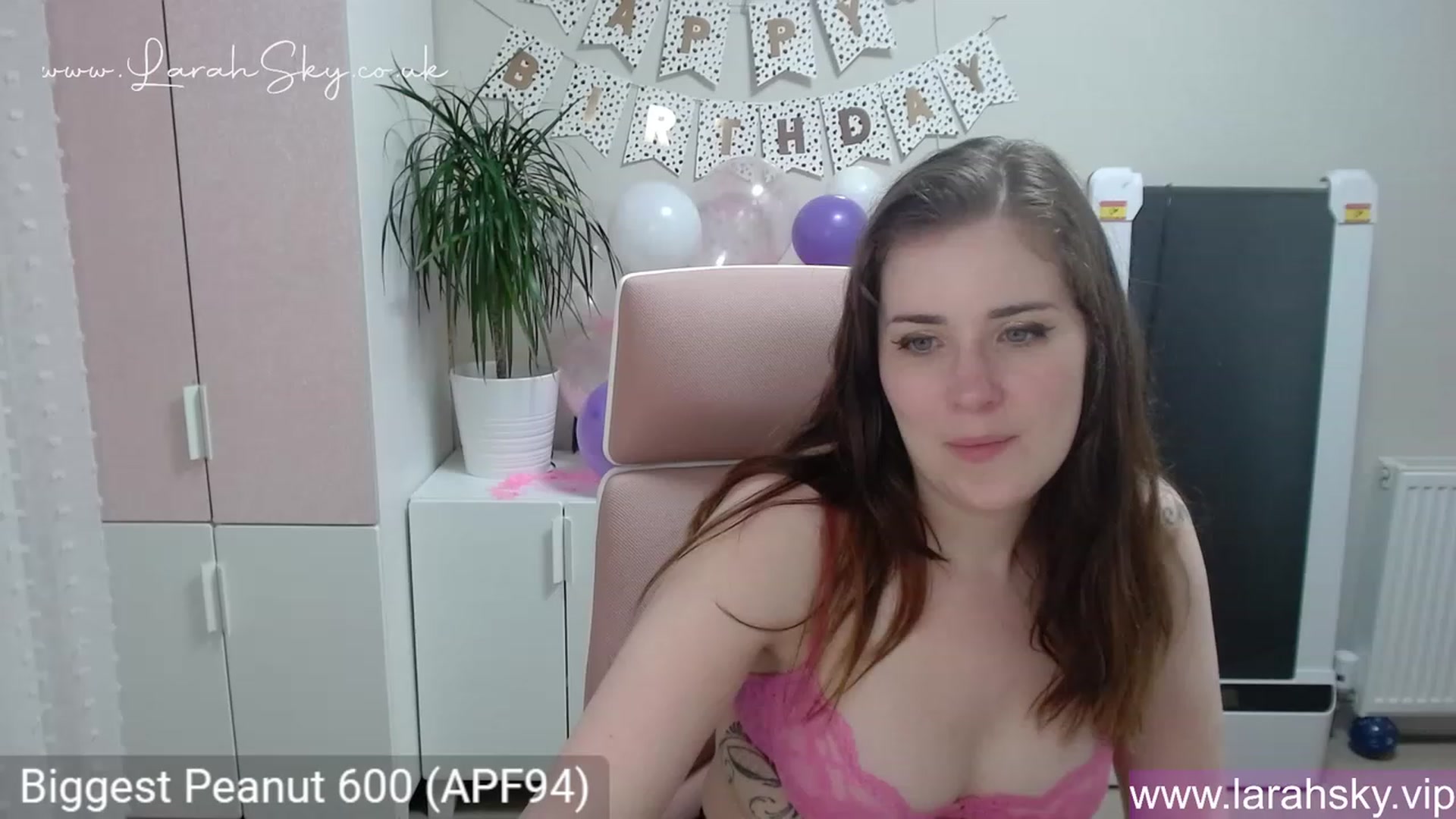 Gallery image thumbnail from Larah_Sky's myfreecams stream on, 06/19/2023, 23:11 image 1 of 20