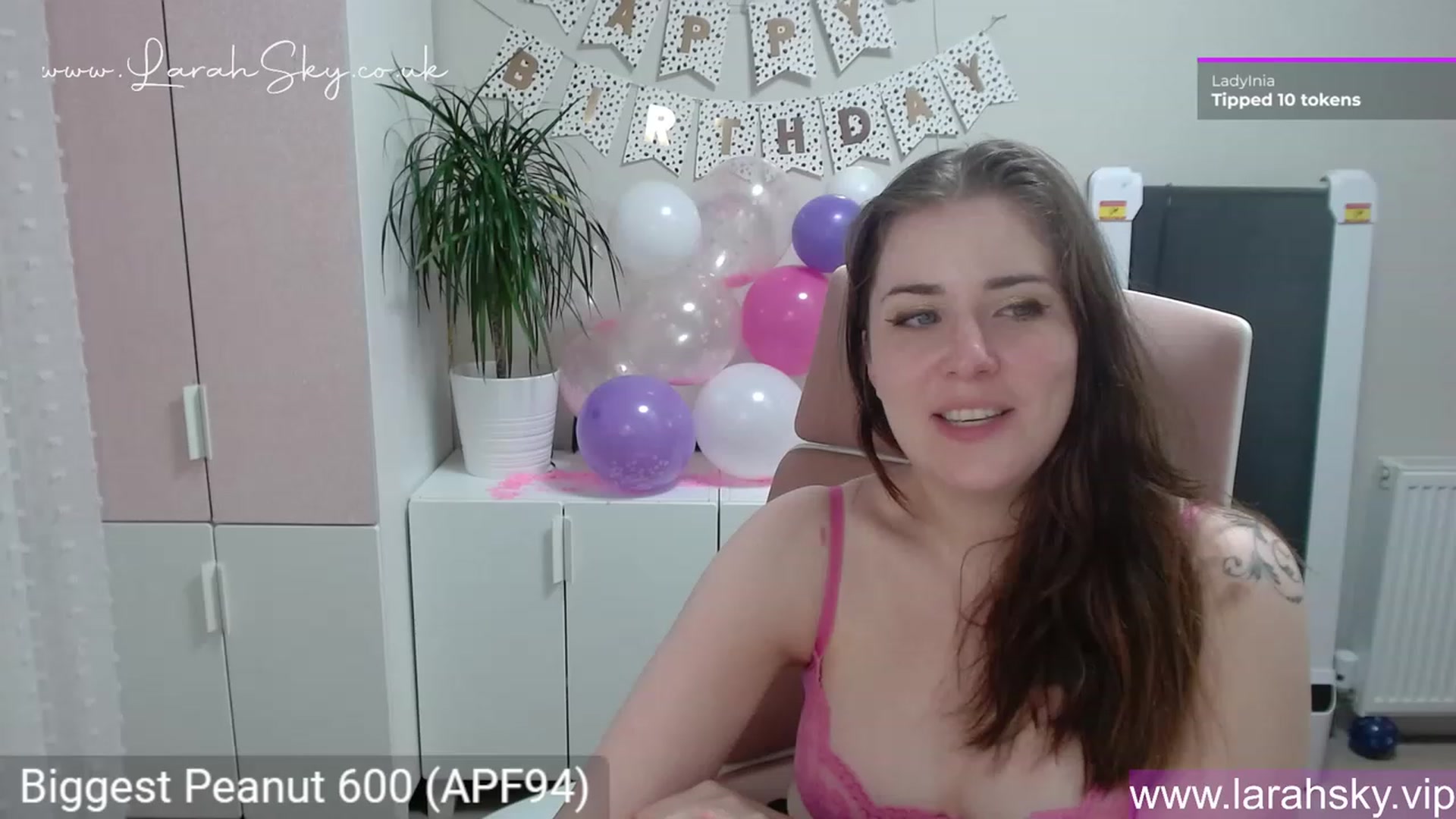Gallery image thumbnail from Larah_Sky's myfreecams stream on, 06/19/2023, 23:11 image 8 of 20