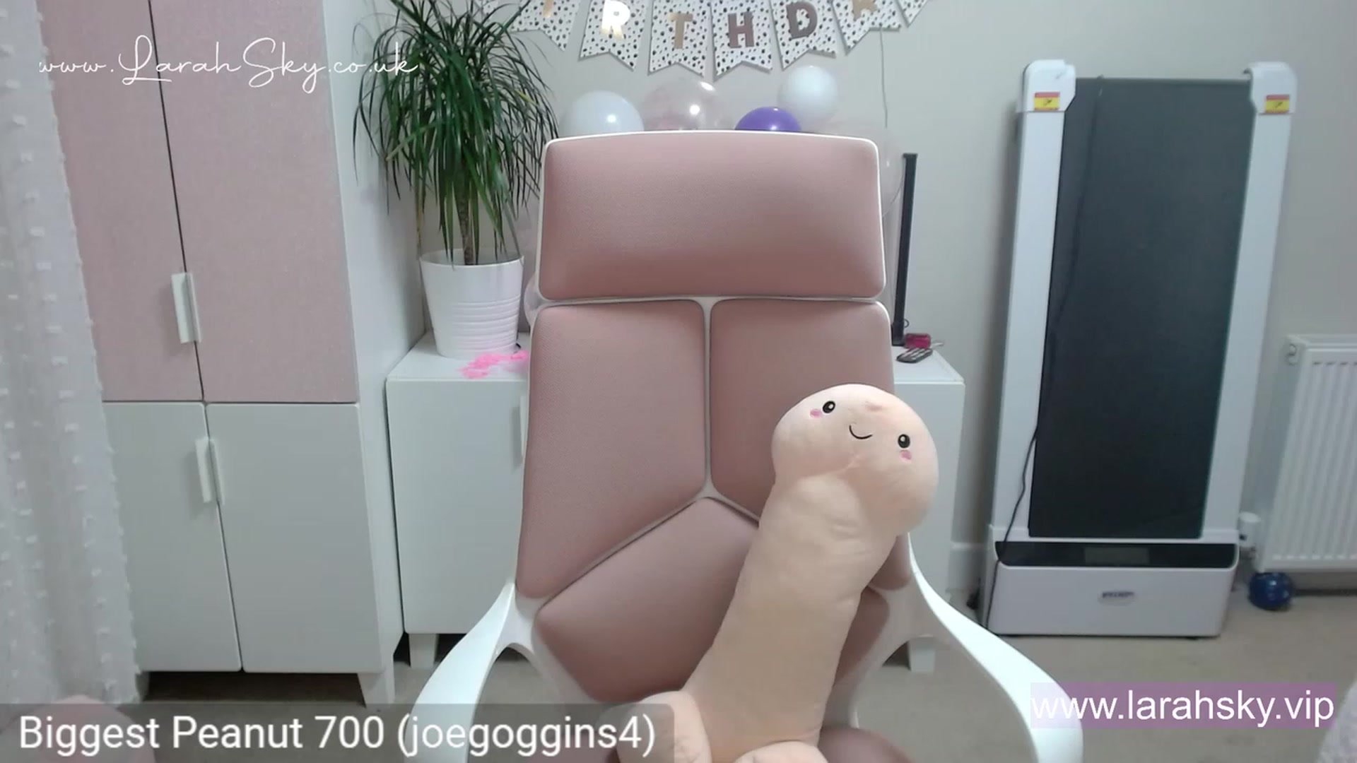 Gallery image thumbnail from Larah_Sky's myfreecams stream on, 06/20/2023, 22:51 image 9 of 20