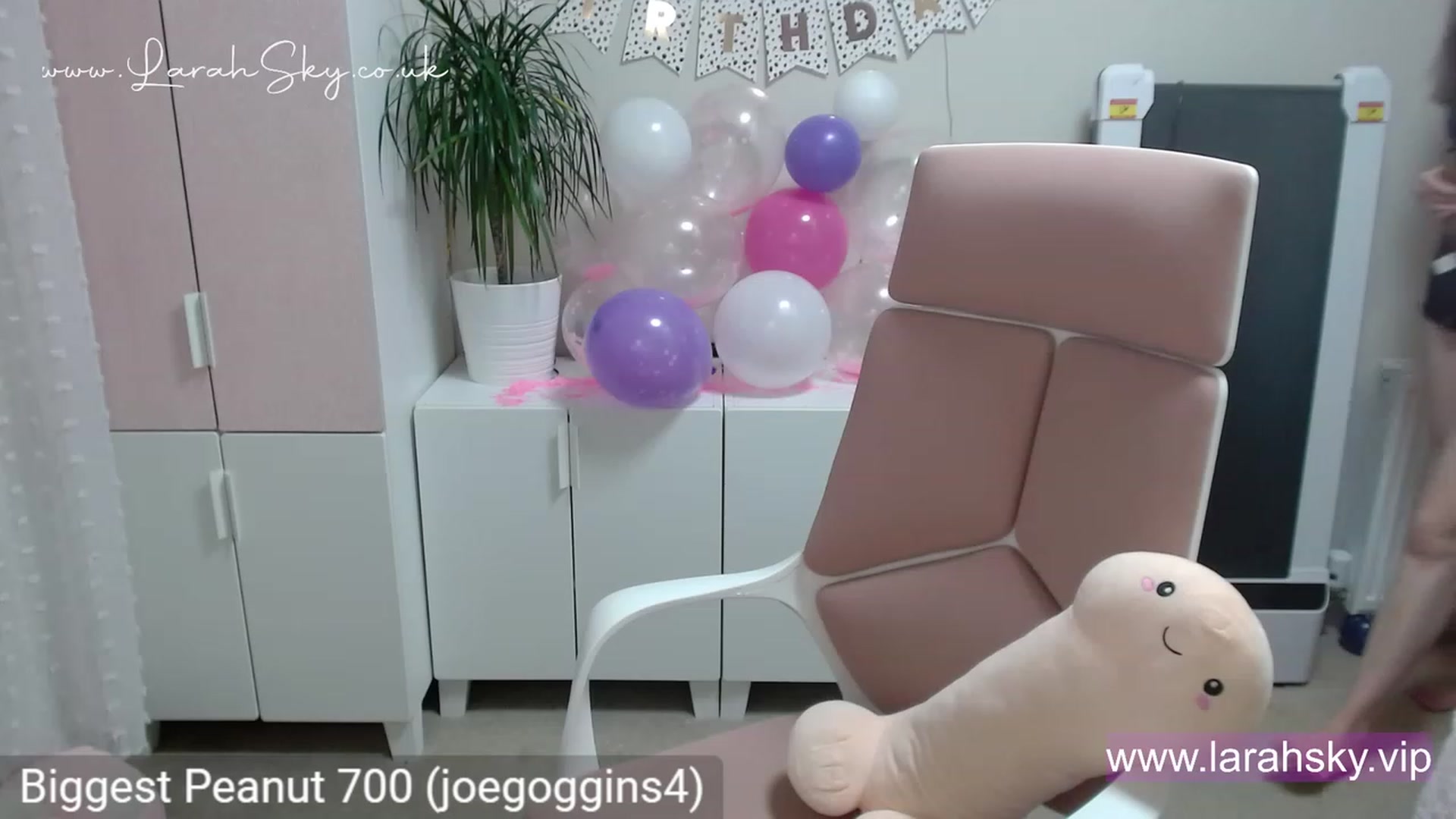 Gallery image thumbnail from Larah_Sky's myfreecams stream on, 06/20/2023, 22:51 image 10 of 20