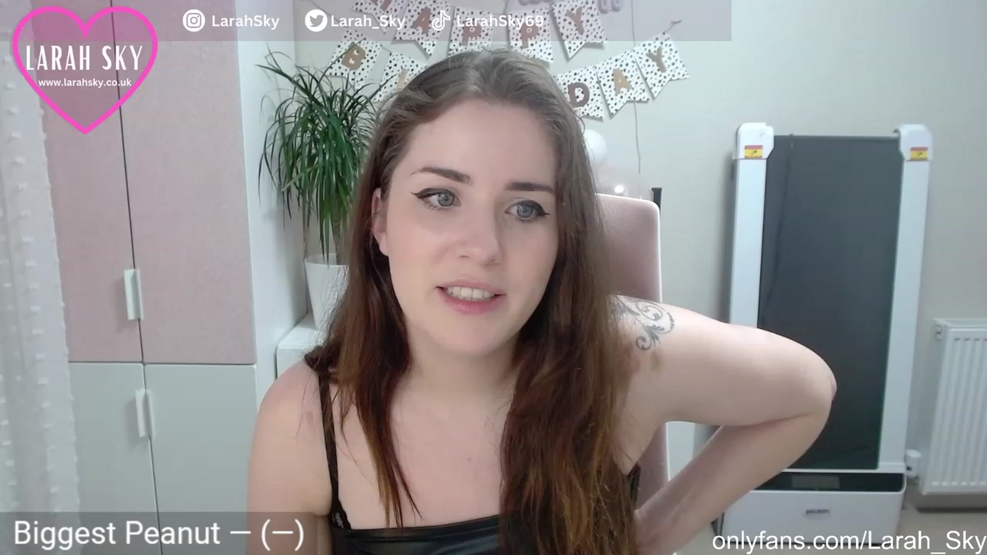 Gallery image thumbnail from Larah_Sky's myfreecams stream on, 06/21/2023, 21:36 image 17 of 20