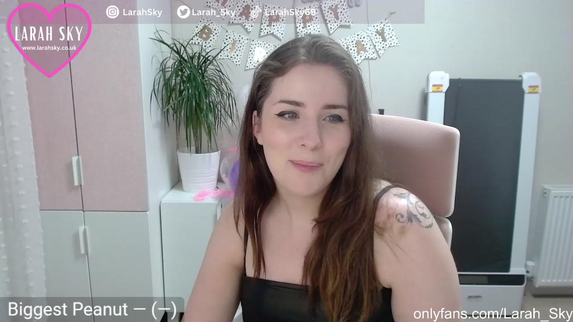 Gallery image thumbnail from Larah_Sky's myfreecams stream on, 06/21/2023, 21:36 image 11 of 20