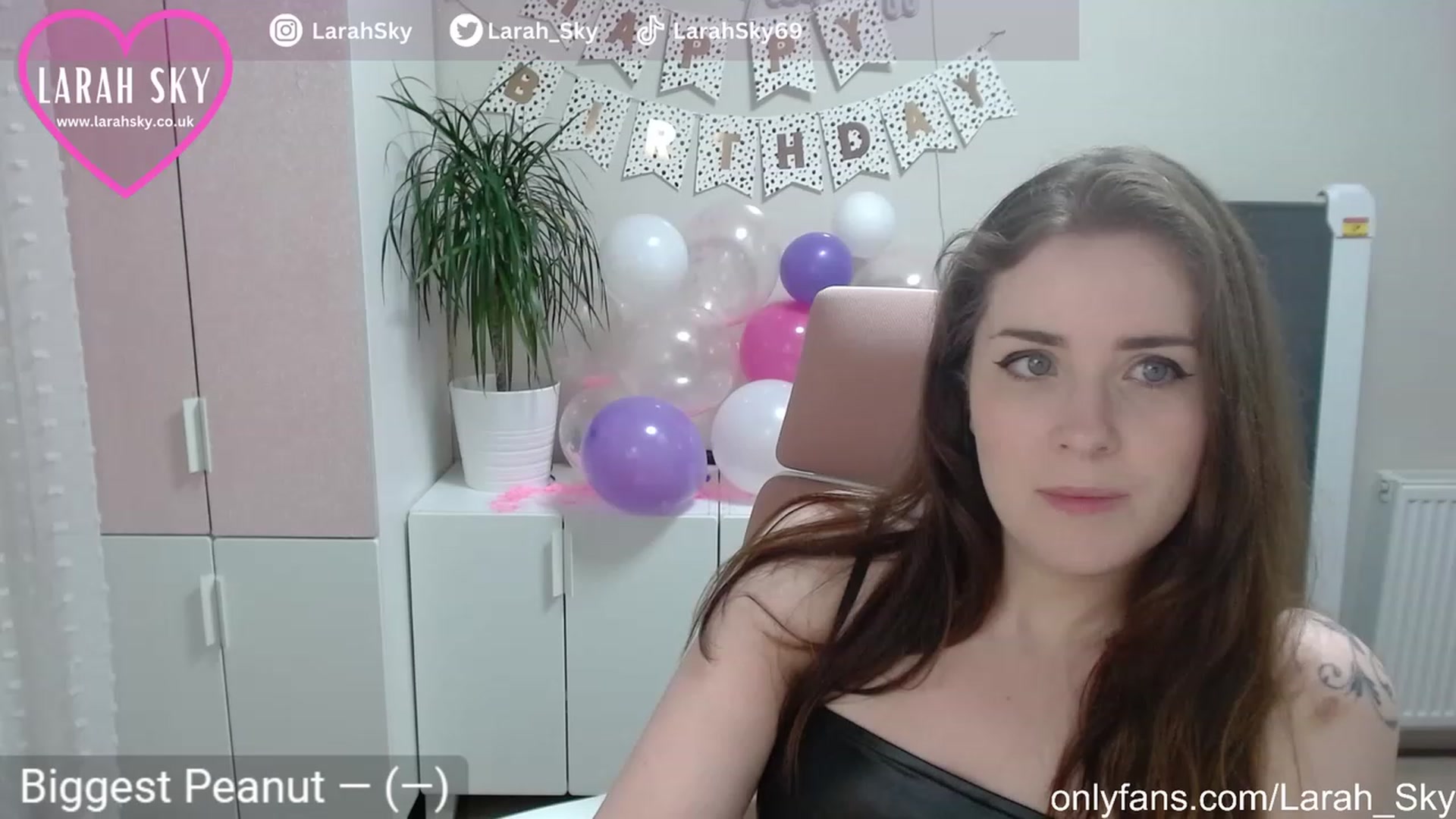 Gallery image thumbnail from Larah_Sky's myfreecams stream on, 06/21/2023, 21:36 image 19 of 20