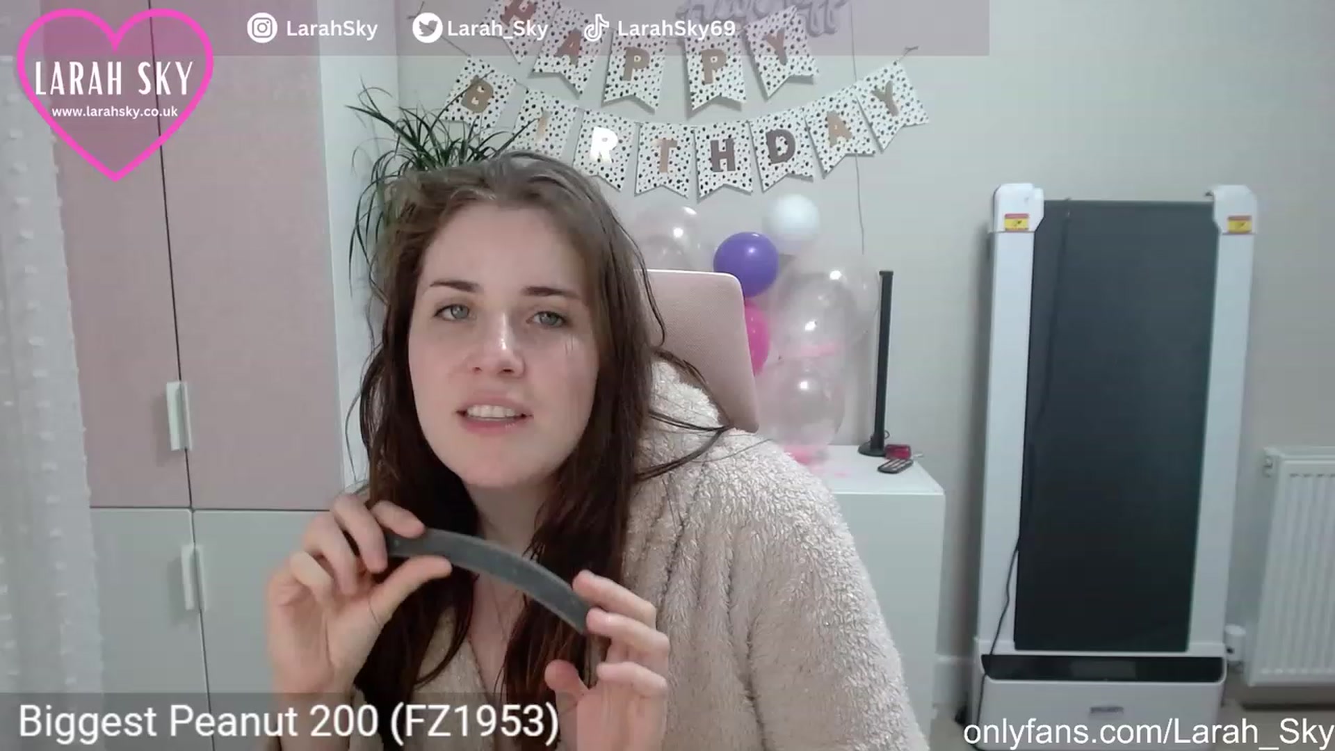 Gallery image thumbnail from Larah_Sky's myfreecams stream on, 06/22/2023, 23:34 image 17 of 20