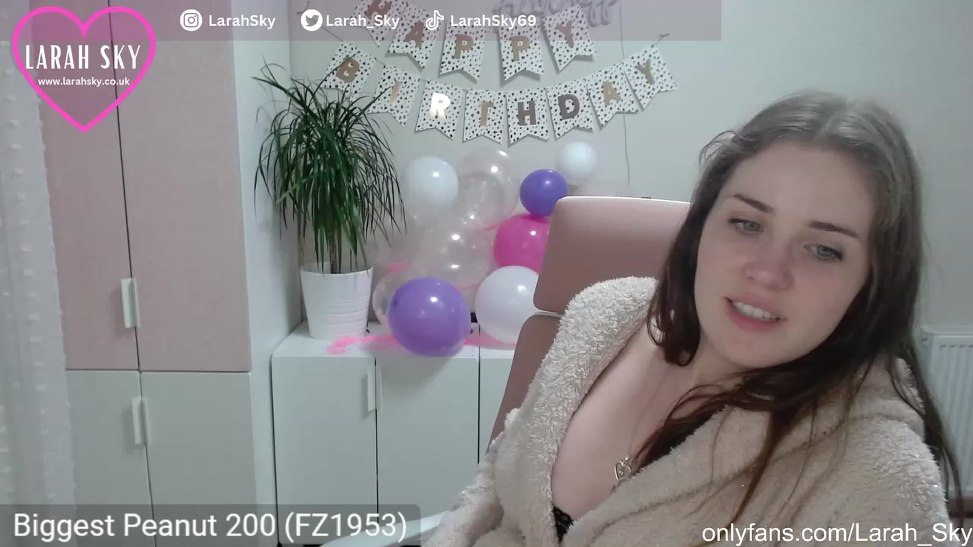 Gallery image thumbnail from Larah_Sky's myfreecams stream on, 06/22/2023, 23:34 image 4 of 20