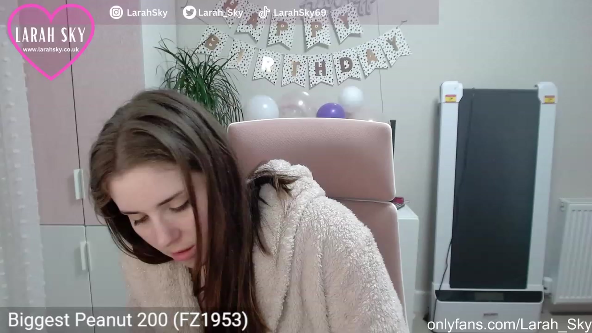 Gallery image thumbnail from Larah_Sky's myfreecams stream on, 06/22/2023, 23:34 image 12 of 20
