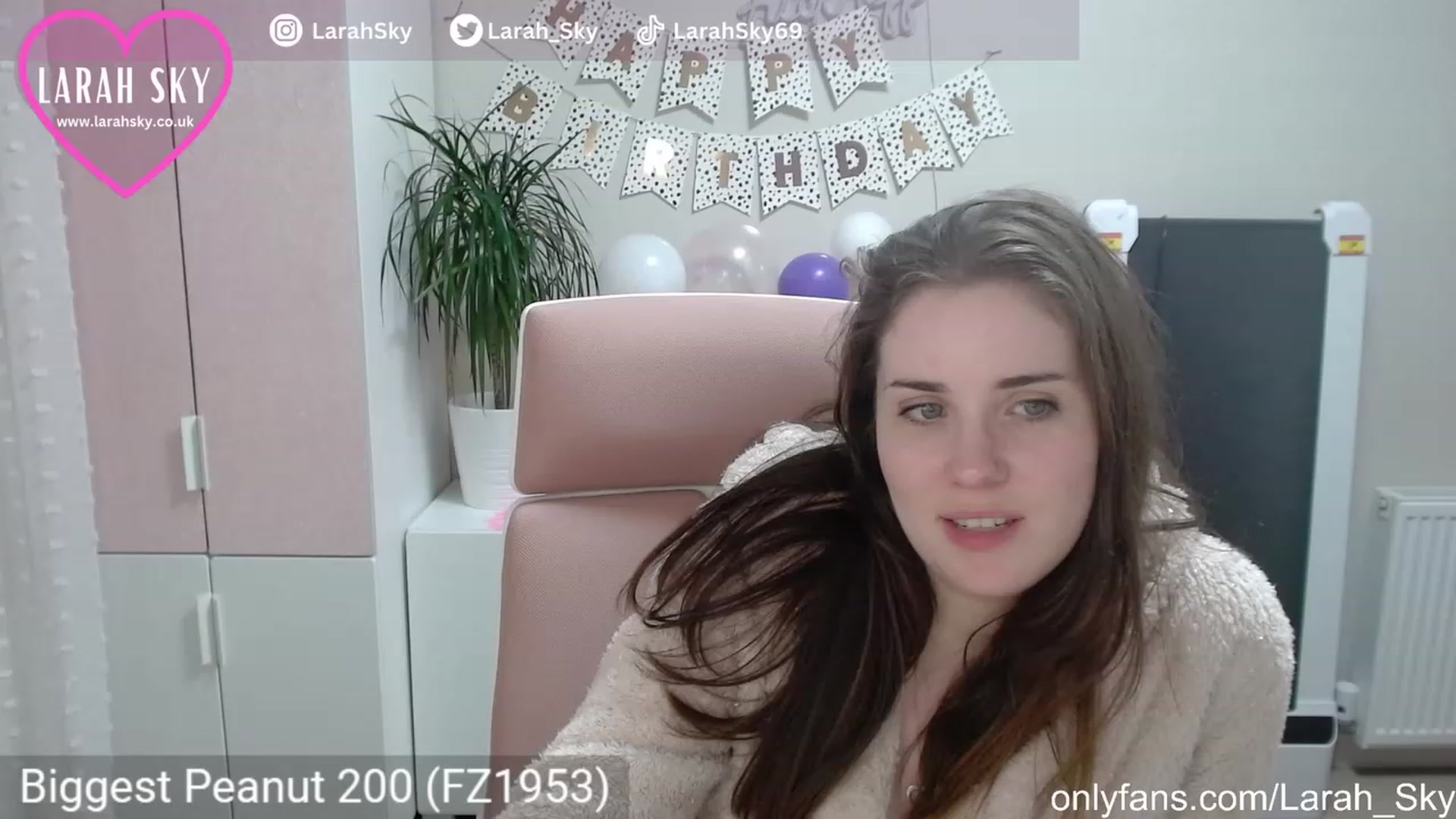Gallery image thumbnail from Larah_Sky's myfreecams stream on, 06/22/2023, 23:34 image 16 of 20